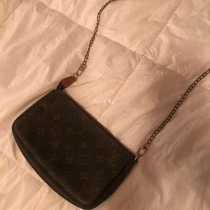 LV pochette